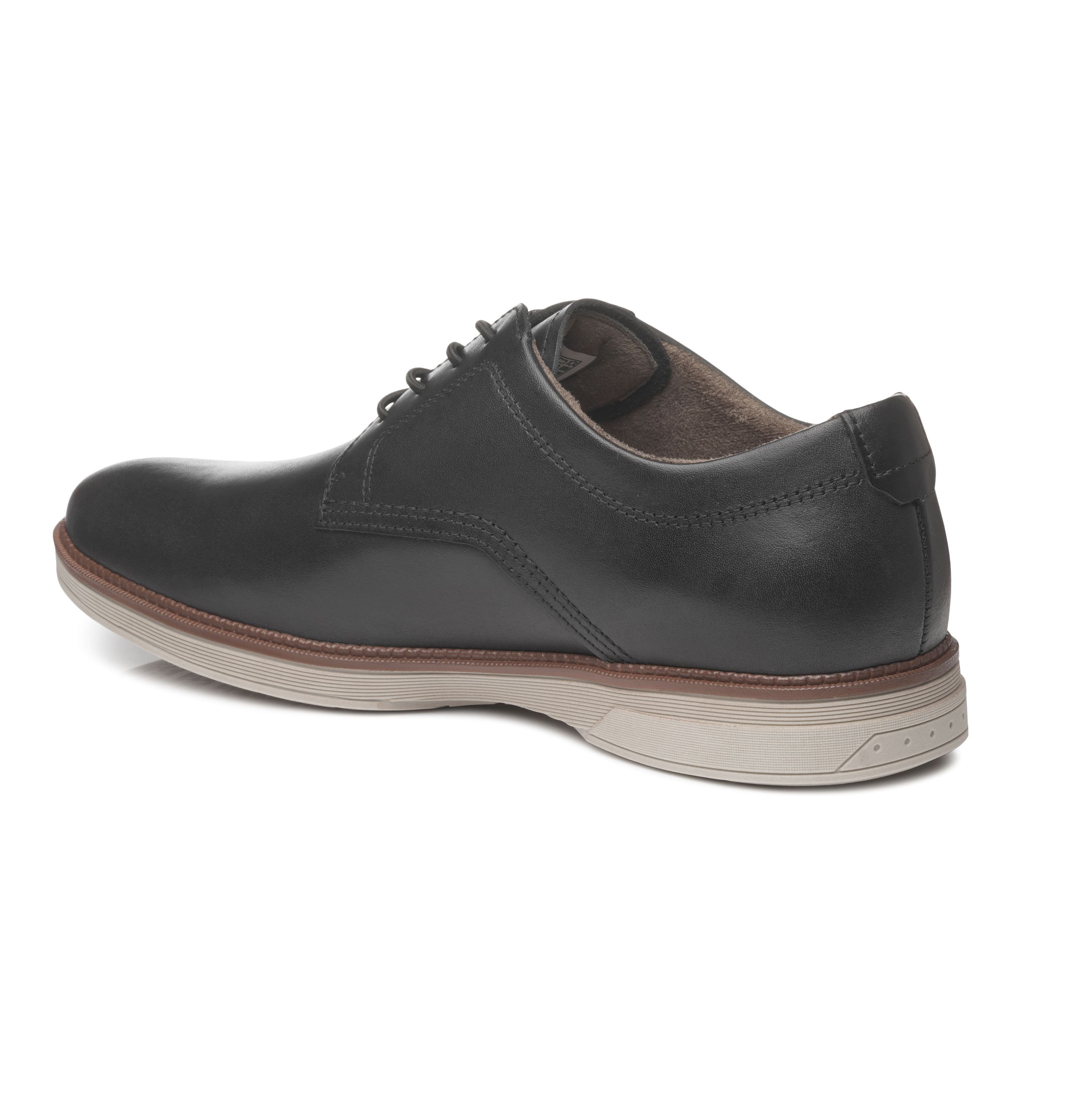 Sapato casual masculino preto em couro mostrando o interior e sola marrom